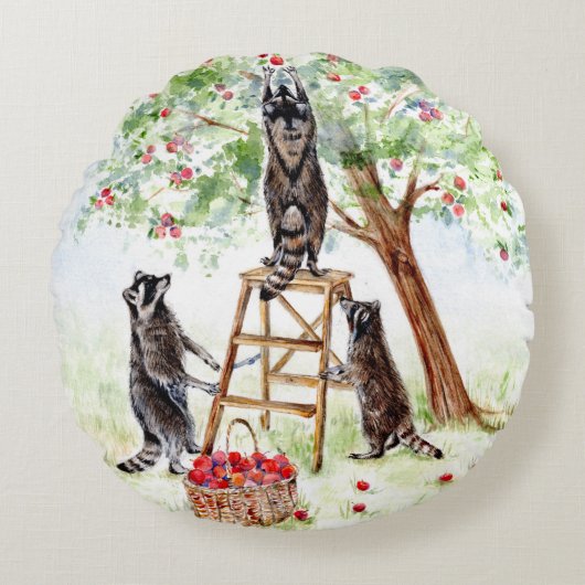 Schattige wasberen in appelboomgaard rond kussen (Voorkant)