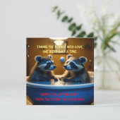 Schattige wasberen in badkuip Leuke Valentijnsdag Feestdagenkaart (Staand voorkant)