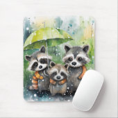Schattige wasberen in de regen muismat (Met muis)