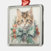 SCHATTIGE WATERVERF TABBY KITTEN MET GROENE BOOG METALEN ORNAMENT (Links)