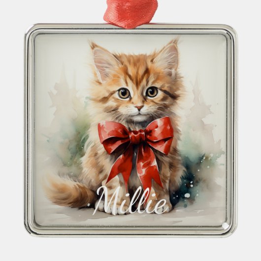 SCHATTIGE WATERVERF TABBY KITTEN MET RODE STRIK METALEN ORNAMENT (Voorkant)