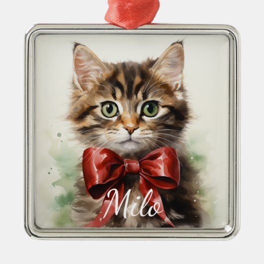 SCHATTIGE WATERVERF TABBY KITTEN MET RODE STRIK METALEN ORNAMENT (Voorkant)