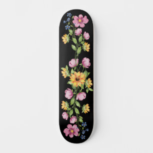 Schattige wilde bloemen op zwarte skateboard