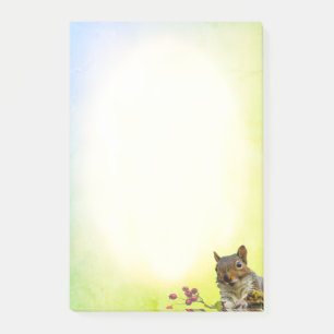 Schattige wilde eekhoorn op pastelkleuren post-it® notes