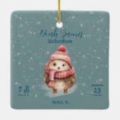 Schattige Winter Hedgehog Baby Geboorte Statistiek Keramisch Ornament (Achterkant)