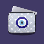 Schattige Wit Delicate Romantische Daisy Grieks Bl Laptop Sleeve<br><div class="desc">De Schattigee White Delicate Romantic Daisy Greek Blue Eye Laptop Sleeve is het perfecte accessoire voor diegenen die op zoek zijn naar zowel bescherming als stijl. Met een ontwerp dat witte madeliefjes combineert met een vleugje traditioneel blauw Grieks oog, brengt dit sleeve een romantische en delicate sfeer. Gemaakt om uw...</div>