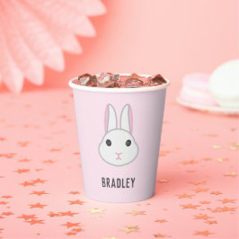 Schattige wit konijntje op roze papieren bekers