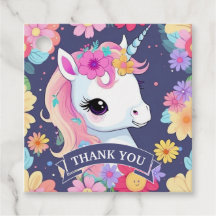 Schattige Witte Baby Eenhoorn met Bloemen