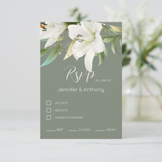 Schattige witte gelilies RSVP kaartje (Staand voorkant)