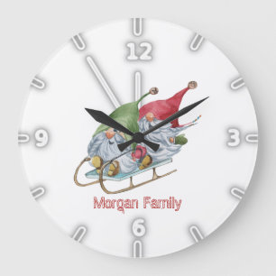 Schattige witte gnomen die kerstkerst met elkaar m grote klok