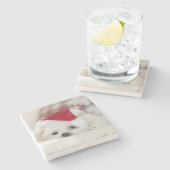 Schattige witte hond in een rode kersthoed stenen onderzetter (Zijkant)