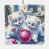 Schattige Witte Kittens Roze Kerst Gepersonaliseer Keramisch Ornament (Voorkant)