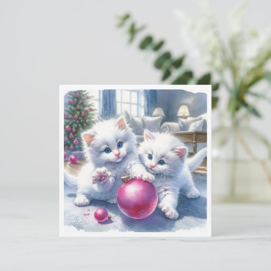 Schattige Witte Kittens Roze Kerst Kaart (Staand voorkant)