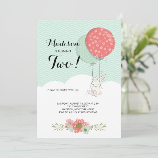 Schattige witte konijn met ballonnen verjaardagsfe kaart (Staand voorkant)