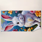 Schattige witte konijn omringd door levendige bloe strandlaken (Voorkant)