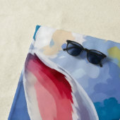 Schattige witte konijn omringd door levendige bloe strandlaken (In situ)