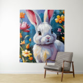 Schattige witte konijn omringd door levendige bloe wandkleed (In situ)