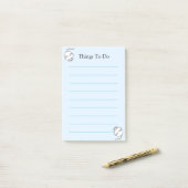 Schattige witte muizen op lichtblauw gelinieerd post-it® notes (Op bureau)