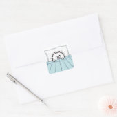 Schattige witte pommerse hond, geplukt in bed vierkante sticker (Envelop)