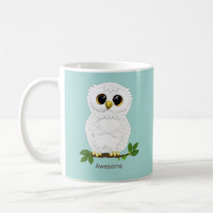 Schattige witte uil en laurierbladeren op turquois koffiemok
