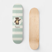 Schattige Woodland Brown Beer; Sage Green Stripes Skateboard (Voorkant)