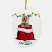 Schattige Yorkie Dog in Holiday Gift Bag Keramisch Ornament (Voorkant)