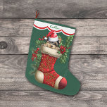 Schattige Yorkshire Terrier Dog Peeking Grote Kerstsok<br><div class="desc">Deze Holiday kous heeft een afbeelding van een schattige kleine Yorkshire Terrier hond gluren uit een rode kous. Het afbeelding wordt omringd door holle, rode bessen en poinsettia bloeit, en is geplaatst op een kerstgroene achtergrond. Een wit geschulpte randontwerp met rode rand houdt uw aangepaste naam bovenaan. De achterkant van...</div>