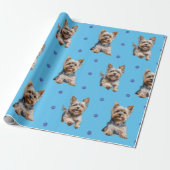Schattige Yorkshire Terrier Kerst op Blauw Cadeaupapier (Uitgerold)