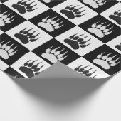 Schattige Zwart Beer Paw Print Checkerboard Patter Cadeaupapier (Hoek)