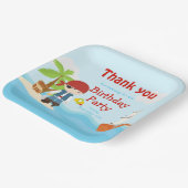 Schattige zwart haar piraat jongen in rood verjaar papieren bordje (Gebogen)