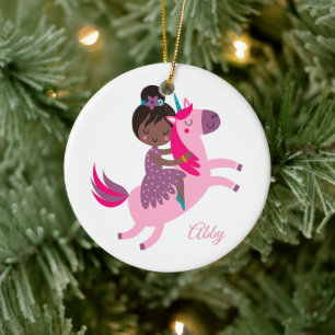 Schattige Zwart Haired Meisje Rijden op een Eenhoo Keramisch Ornament