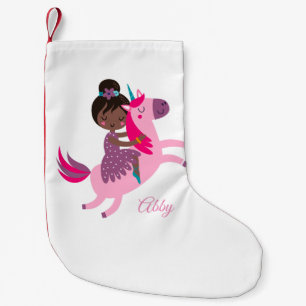 Schattige Zwart Haired Meisje Rijden op een Eenhoo Kleine Kerstsok