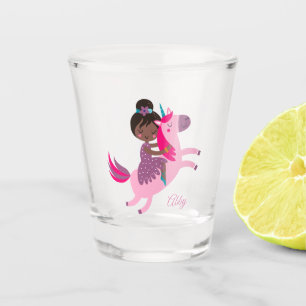 Schattige Zwart Haired Meisje Rijden op een Eenhoo Shot Glas