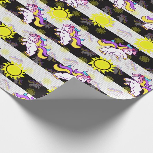 Schattige Zwart Wit Zonnig Eenhoorn Stripes Design Cadeaupapier (Hoek)