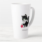 Schattige zwart-witte kat met rode bal latte mok (Rechterhoek)
