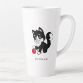 Schattige zwart-witte kat met rode bal latte mok (Rechts)