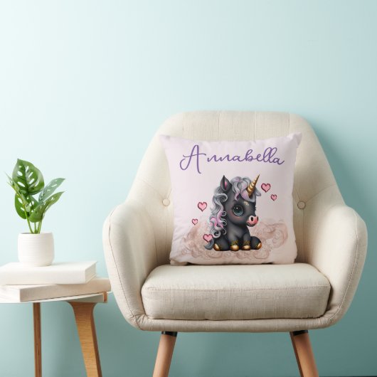 Schattige Zwarte Baby Eenhoorn en Hartjes Kussen (Stoel)