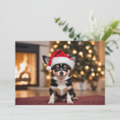 Schattige zwarte Chihuahua met kerstmuts Feestdagenkaart (Staand voorkant)