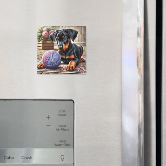 Schattige zwarte en bruine puppy met garenbal magneet (Insitu (Koelkast))