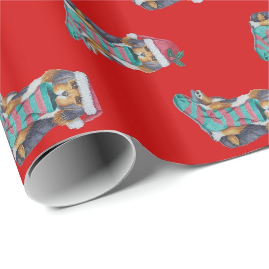 schattige zwarte en bruine puppy met kerstmis cadeaupapier (Rol Hoek)