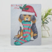 schattige zwarte en bruine puppy met kerstmis kaart (Staand voorkant)