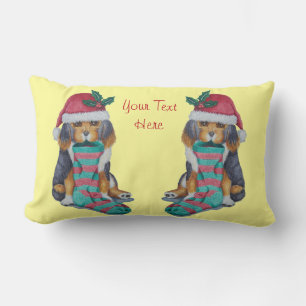 schattige zwarte en bruine puppy met kerstmis kussen