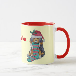 schattige zwarte en bruine puppy met kerstmis mok