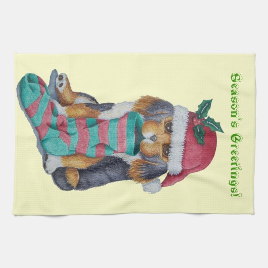 schattige zwarte en geelbruine puppy met kerstmis theedoek (Horizontaal)