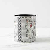 schattige zwarte en witte katten met dambord, mokk tweekleurige koffiemok (Center)