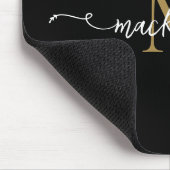 Schattige Zwarte Gouden Script Typografie Monogram Muismat (Hoek)