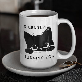 Schattige Zwarte Kat Kijkt Je Stilletjes te Oordel Tweekleurige Koffiemok