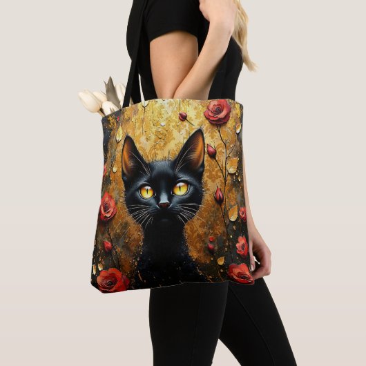 Schattige Zwarte Kat Met Rode Rozen Tote Bag (Dichtbij)