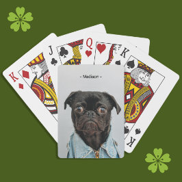 Schattige zwarte pug in denim jas met monogram pokerkaarten