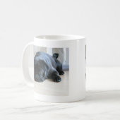Schattige Zwarte Pug Slapend Koffiemok (Voorkant links)